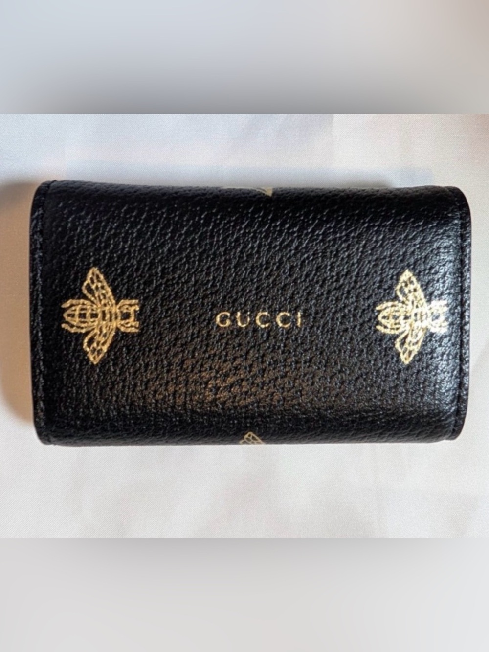 Like New Authentic Gucci Black Leather w Gold Bee & Star Print 6-Key Holder Case